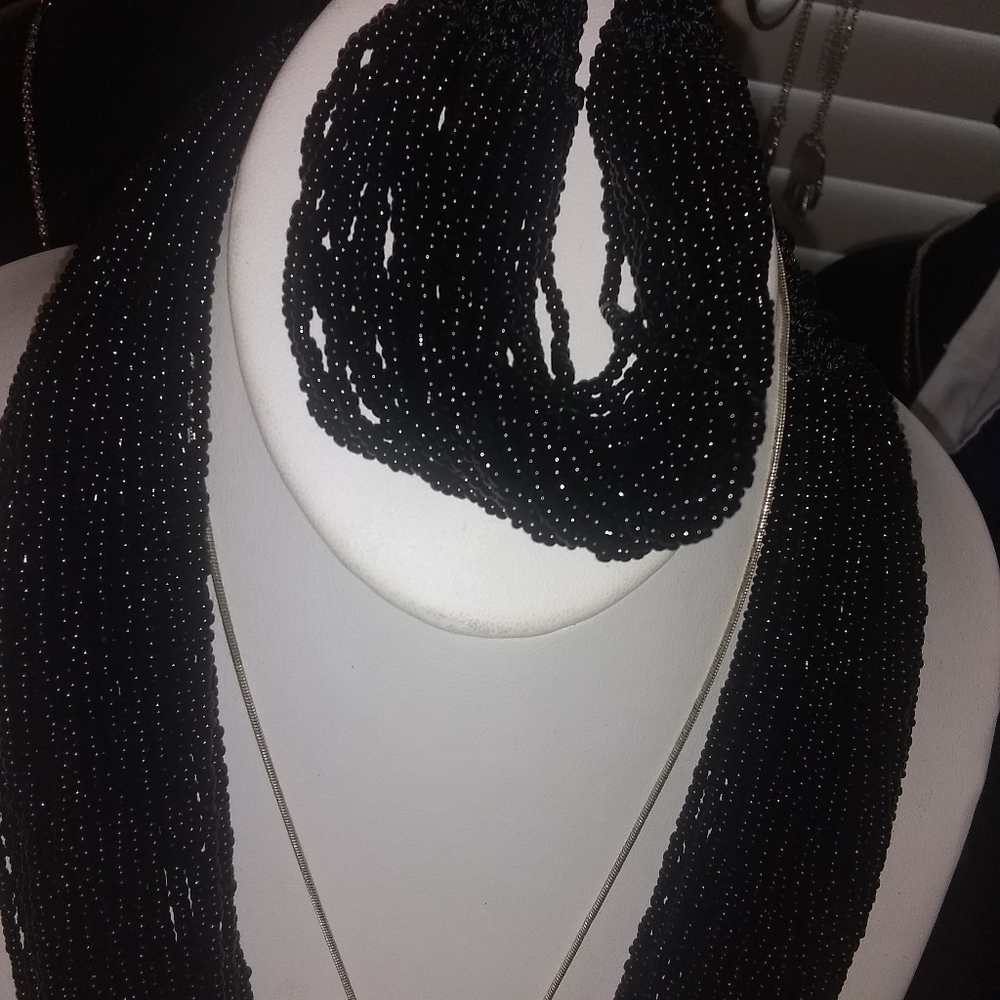 GORGEOUS!/ BLACK SEED BEADS NECKLACE SET💕 - Picture 3 of 11